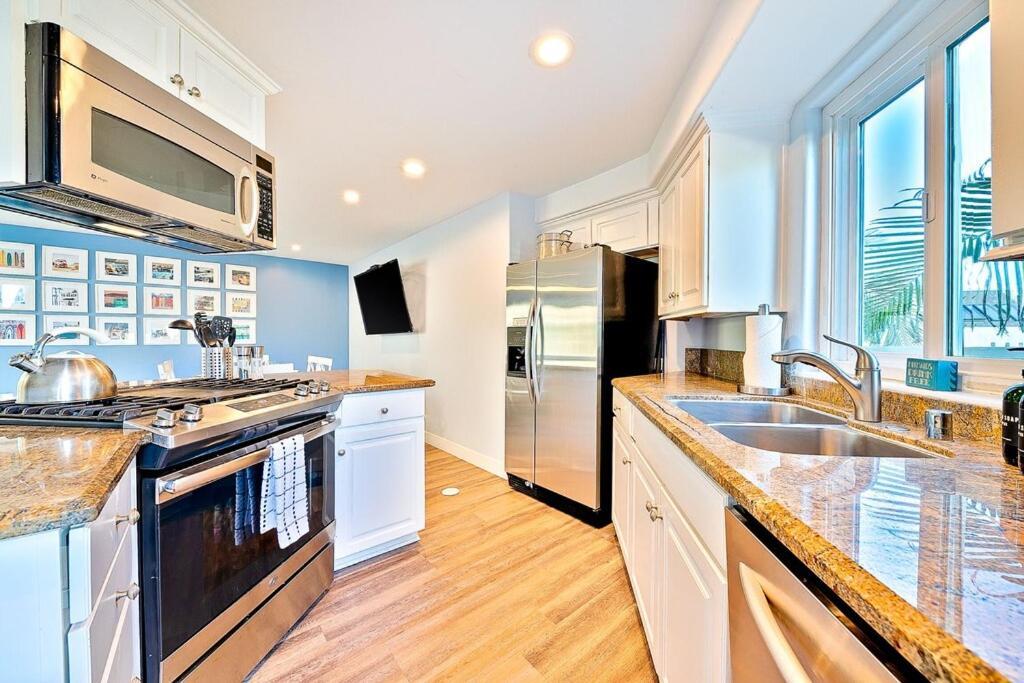 Stunning South Mission Home With Private Rooftop & Ocean Views! サンディエゴ エクステリア 写真